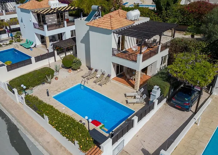 Luxury Pool In Paphos Coral Bay アパート *