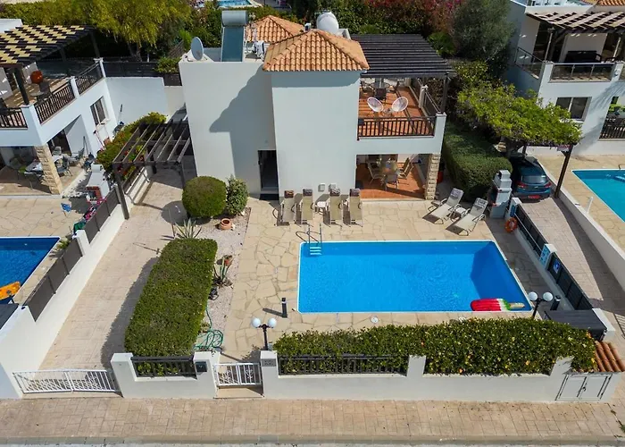 Luxury Pool In Paphos Coral Bay アパート ペイヤ