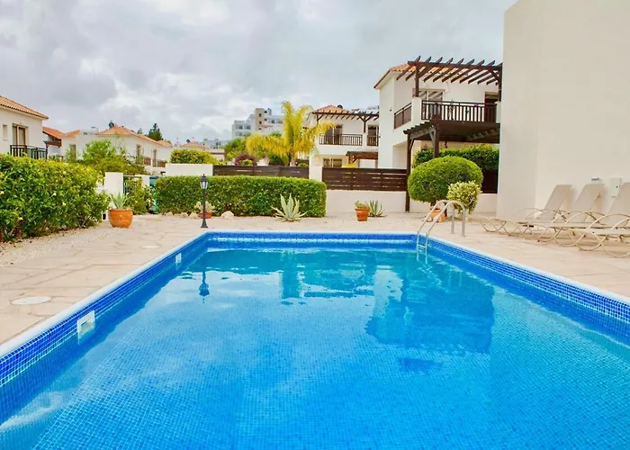 Luxury Pool In Paphos Coral Bay ペイヤ