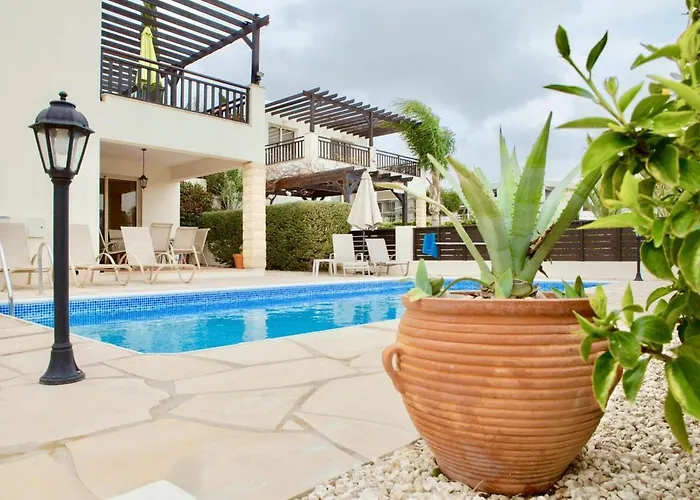 Luxury Pool In Paphos Coral Bay アパート ペイヤ